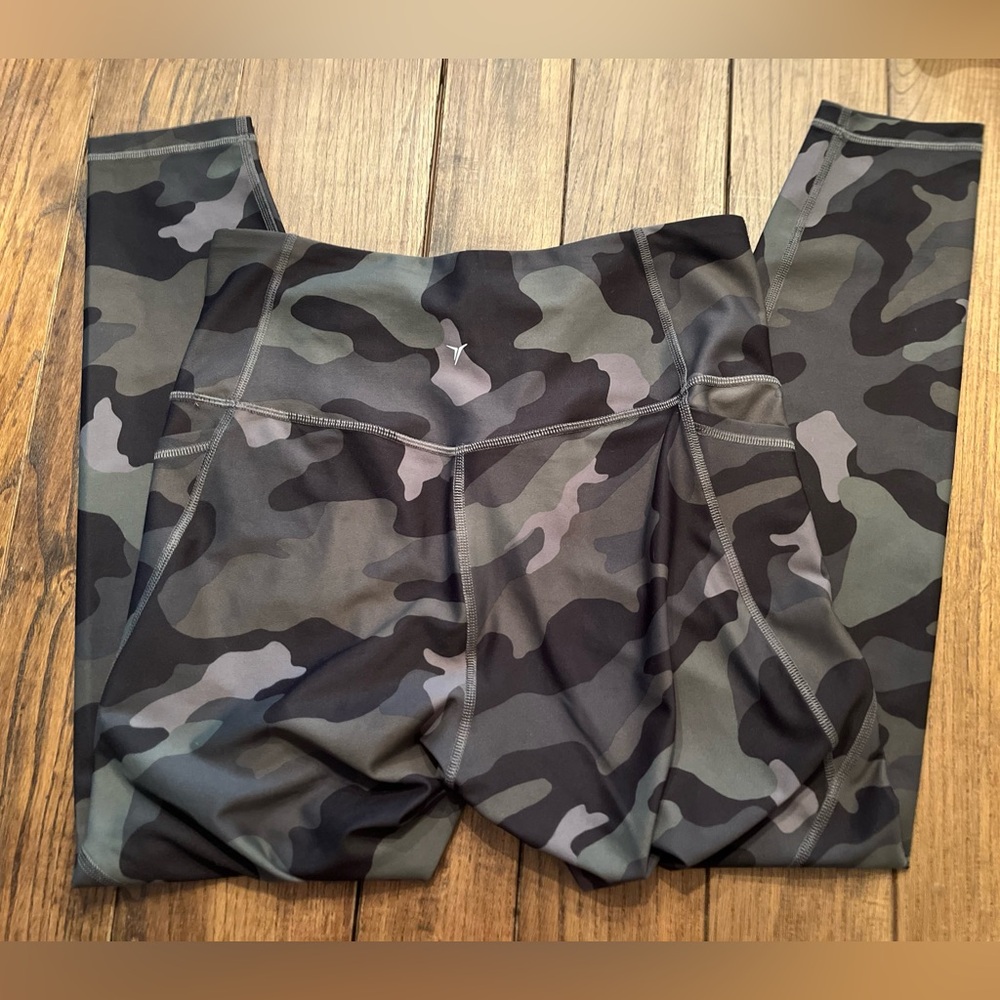 Old Navy Active Camo Cropped Leggings Sz L Squatproof EUC 7/8 length - Picture 2 of 5